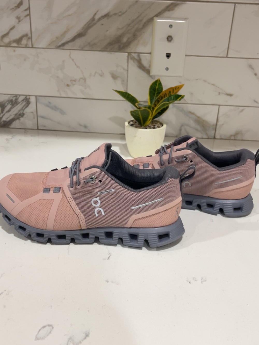 Women's On Cloud 5 Waterproof running shoes